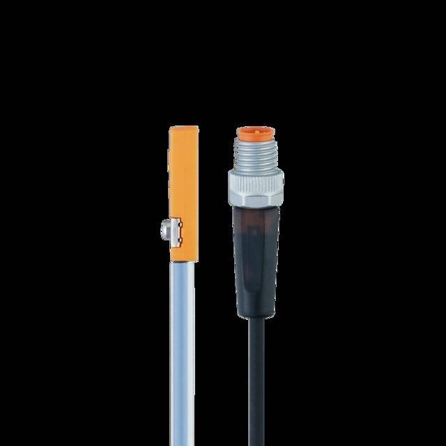 Zwei elektronische Anschlüsse: ein hoher, schlanker silberner und orangefarbener Anschluss neben einem kürzeren, schwarzen Anschluss mit silberner Gewinde.