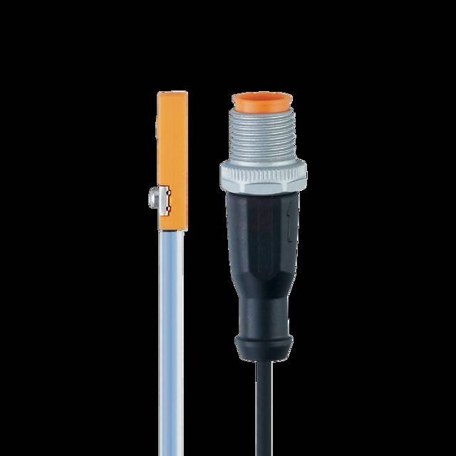 Ein zylindrischer Sensor mit einer schwarzen Basis und einem orangefarbenen Oberteil ist neben einem vertikalen Metallstreifen vor einem schwarzen Hintergrund positioniert.