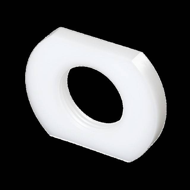Eine weiße Plastikspule zum Halten von Klebeband, mit einem zentralen Loch zur Montage auf einem Abroller, isoliert auf einem schwarzen Hintergrund.