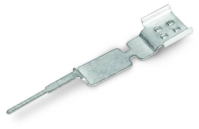 Metallischer Elektrostecker-Kontaktstift mit flacher Klingenspitze und Befestigungslaschen, dargestellt auf weißem Hintergrund.