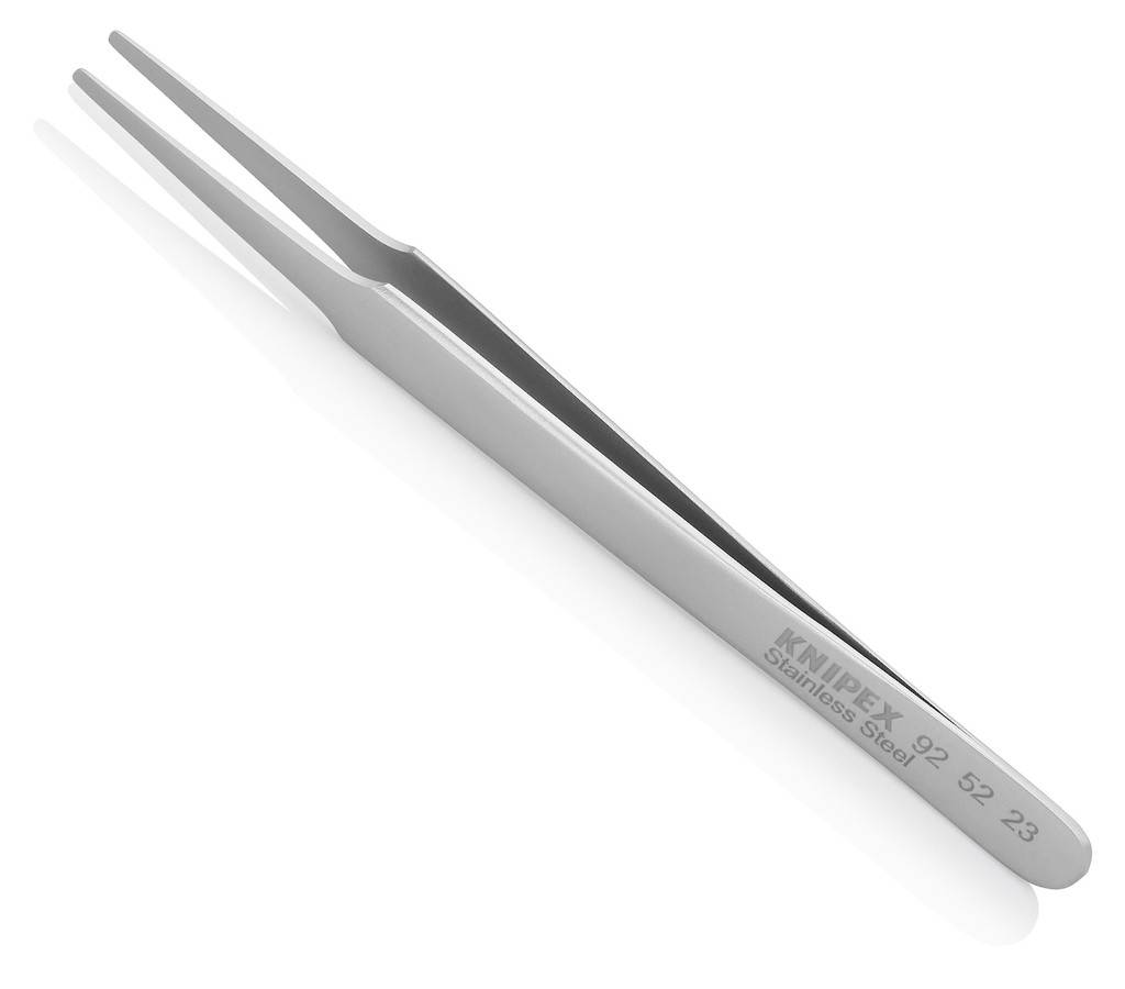 Silberfarbene Pinzette aus Metall mit spitzen Enden, beschriftet mit „KNIPEX