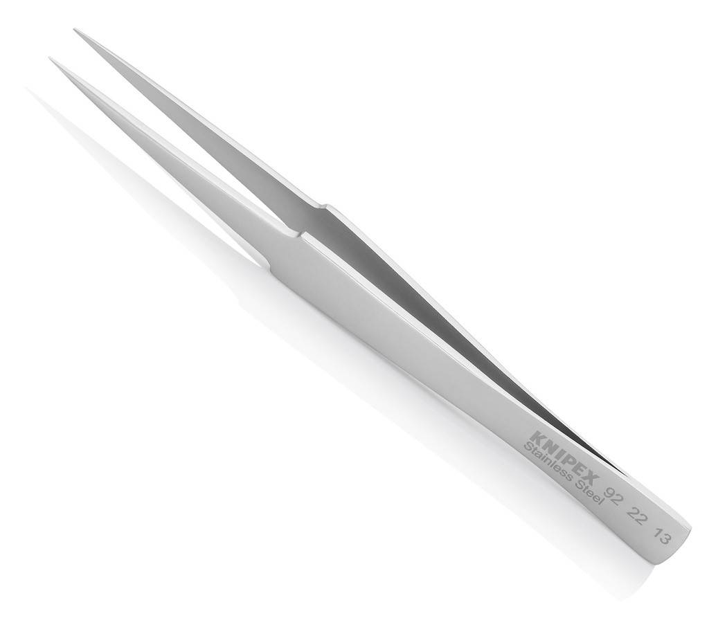Silberne Präzisionspinzetten mit spitzen Enden, diagonal auf weißem Hintergrund angeordnet, mit der Aufschrift KNIPEX auf dem Griff.