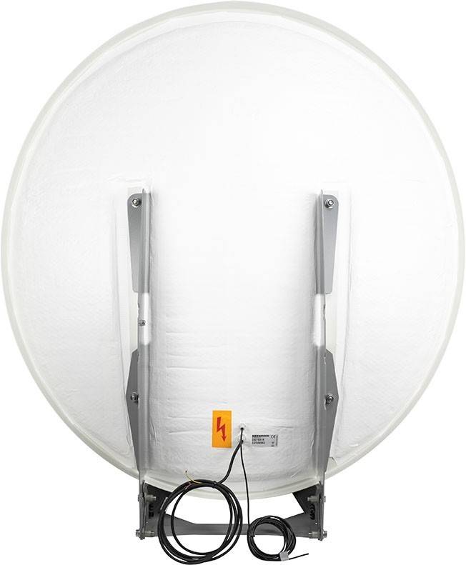 Ein großer, runder, weißer Reflektor mit verstellbaren Halterungen und Kabeln am Boden, der zum Auffangen und Lenken von Licht konzipiert ist.