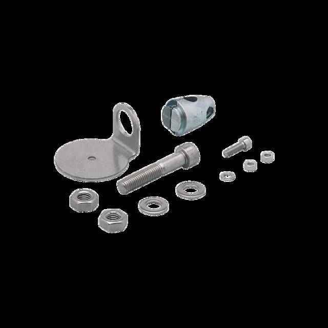 Verschiedene Hardwarekomponenten auf einem einfarbigen Hintergrund, darunter ein großer Bolzen, kleine Schrauben, Muttern, Unterlegscheiben und eine runde Platte mit einer Schlaufe.
