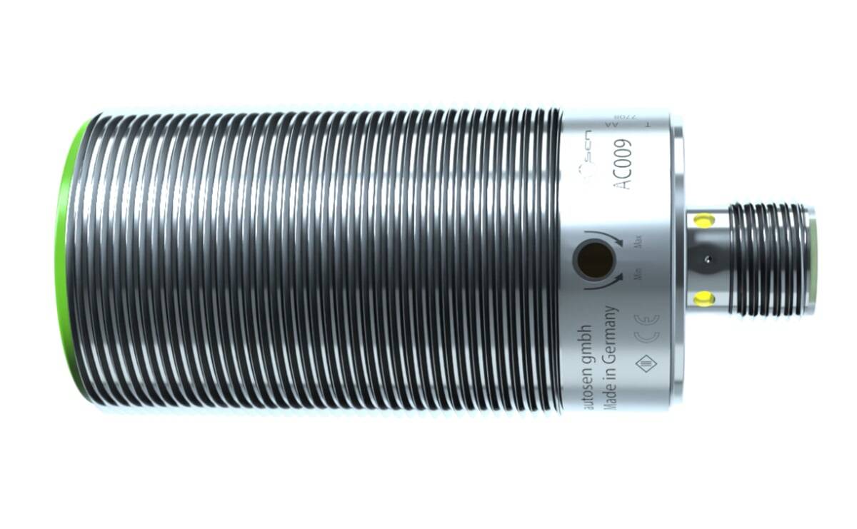Ein zylindrisches Metallobjekt mit gerillter Oberfläche. Es trägt den einggravierten Text ‚made in Germany' und ‚AC009', zusammen mit Symbolen und Logos.