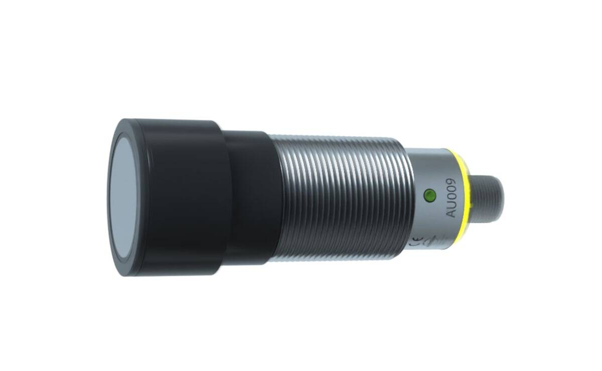 Induktiver Näherungssensor mit zylindrischem Metallgehäuse, schwarzem Kopf, grüner Anzeigelampe an der Seite, gekennzeichnet mit AU009.