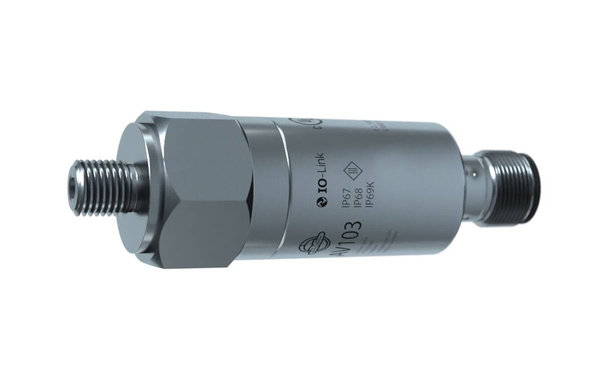 Nahaufnahme eines grauen IO-Link-Sensors mit IP67-, IP68- und IP69K-Schutzklassen für Wasserbeständigkeit. Das Gerät hat eine zylindrische Form.