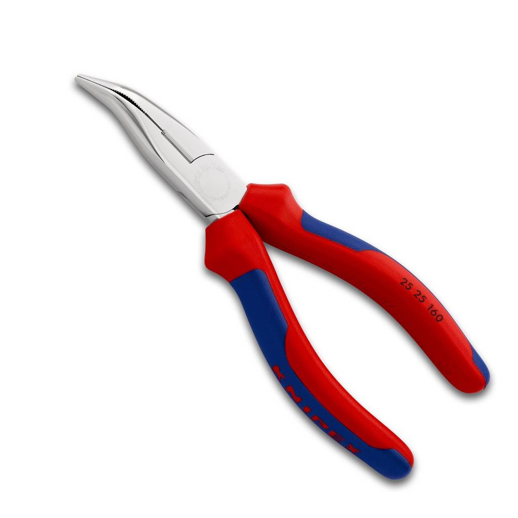 Rot-blaue Spitzzange mit gebogenen Metallbacken auf weißem Hintergrund.