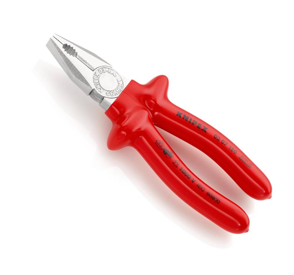Rote isolierte Zangen mit Metallbacken und ergonomischen Griffen, auf weißem Hintergrund dargestellt.