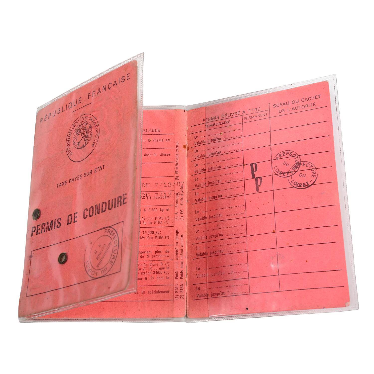 Ein offenes rosa französisches Führerschein-Heftchen ('Permis de conduire') mit amtlichen Stempeln und gedruckten Formularfeldern auf beiden Seiten.