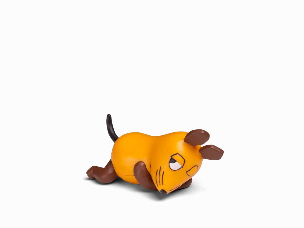 Orangefarbene Spielzeugmaus, die auf ihrer Seite gegen einen weißen Hintergrund liegt, mit sichtbarem Schwanz, Ohren und Pfoten.