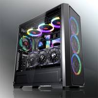 Ein schlanker Gaming-PC-Tower mit transparentem Seitenfenster zeigt bunte interne RGB-Beleuchtung und mehrere Kühlventilatoren.