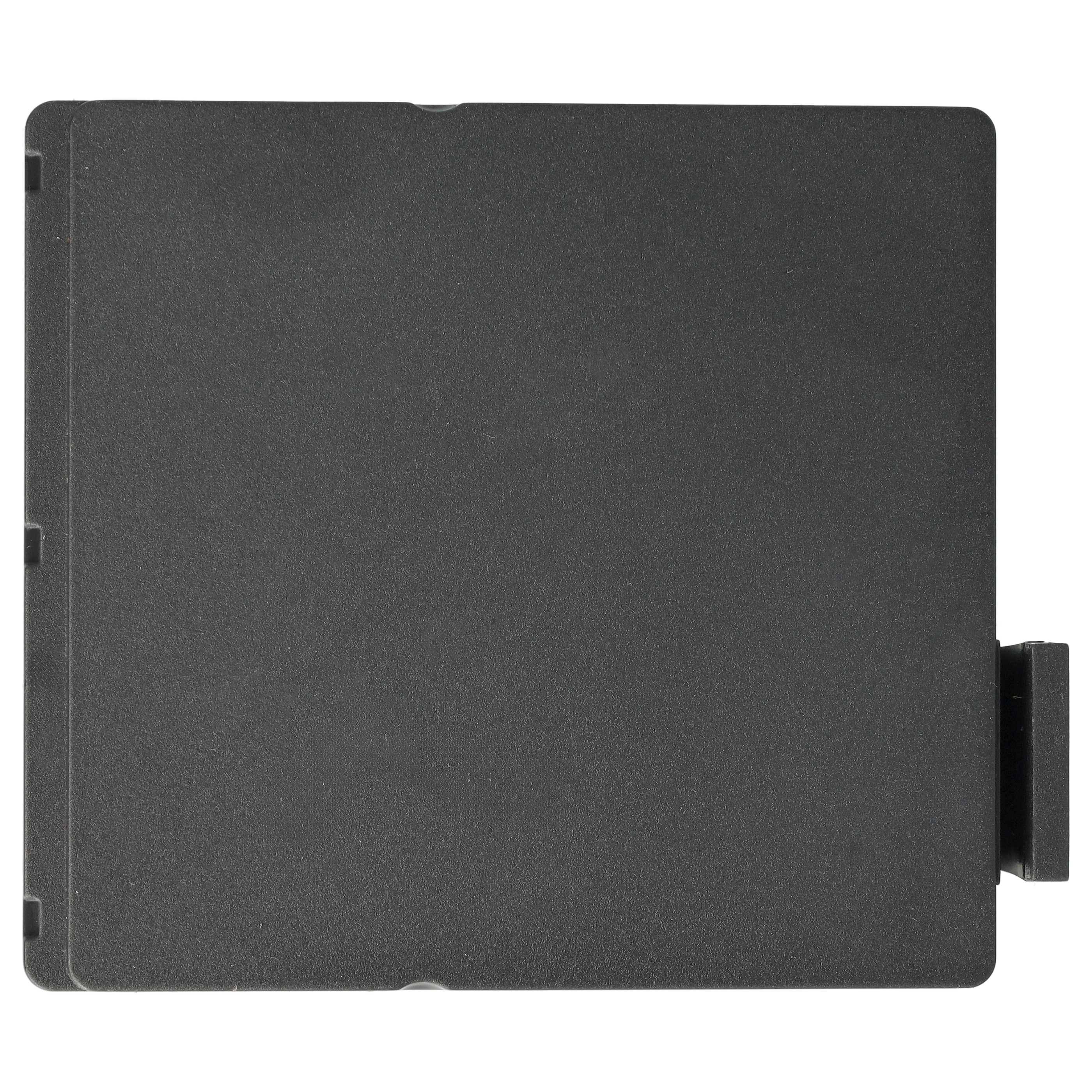 Ein quadratisches, strukturiertes schwarzes Panel mit einem kleinen rechteckigen Griff auf der rechten Seite.