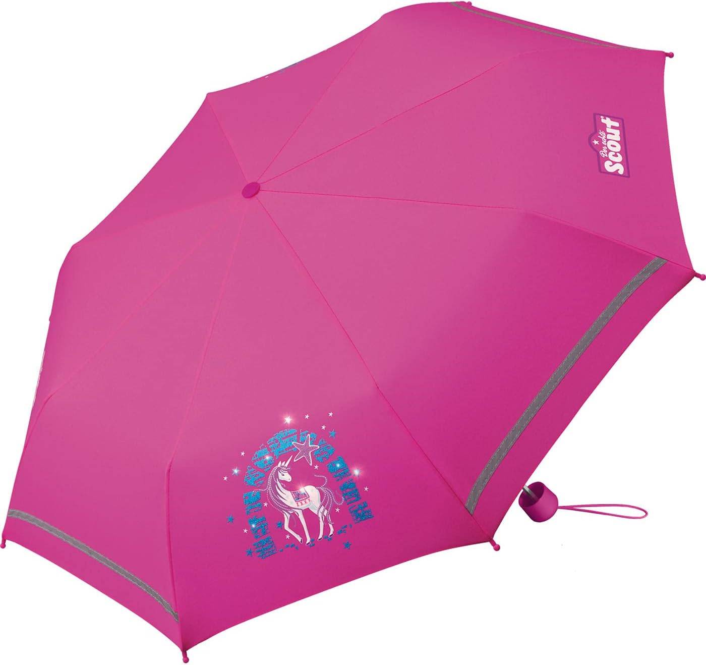 Ein rosa Regenschirm zeigt ein Einhorn-Design mit Sternen und dem Wort ‚Scout' darauf.