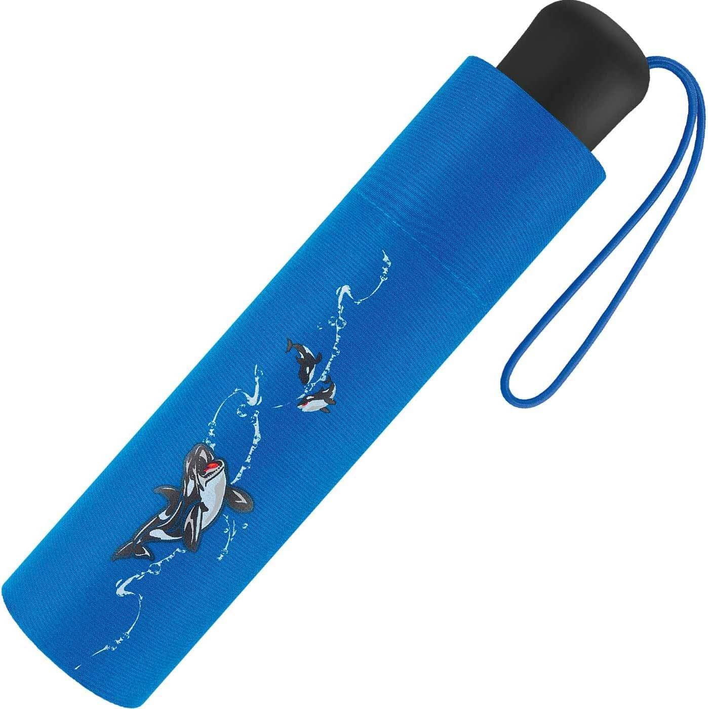 Eine blaue Umhängetasche mit einem Design, das zwei verspielt schwimmende Orcas zeigt.