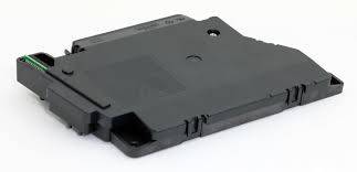 Schwarze rechteckige elektronische Patrone oder Modul mit einem Stecker an einem Ende, isoliert auf weißem Hintergrund dargestellt.