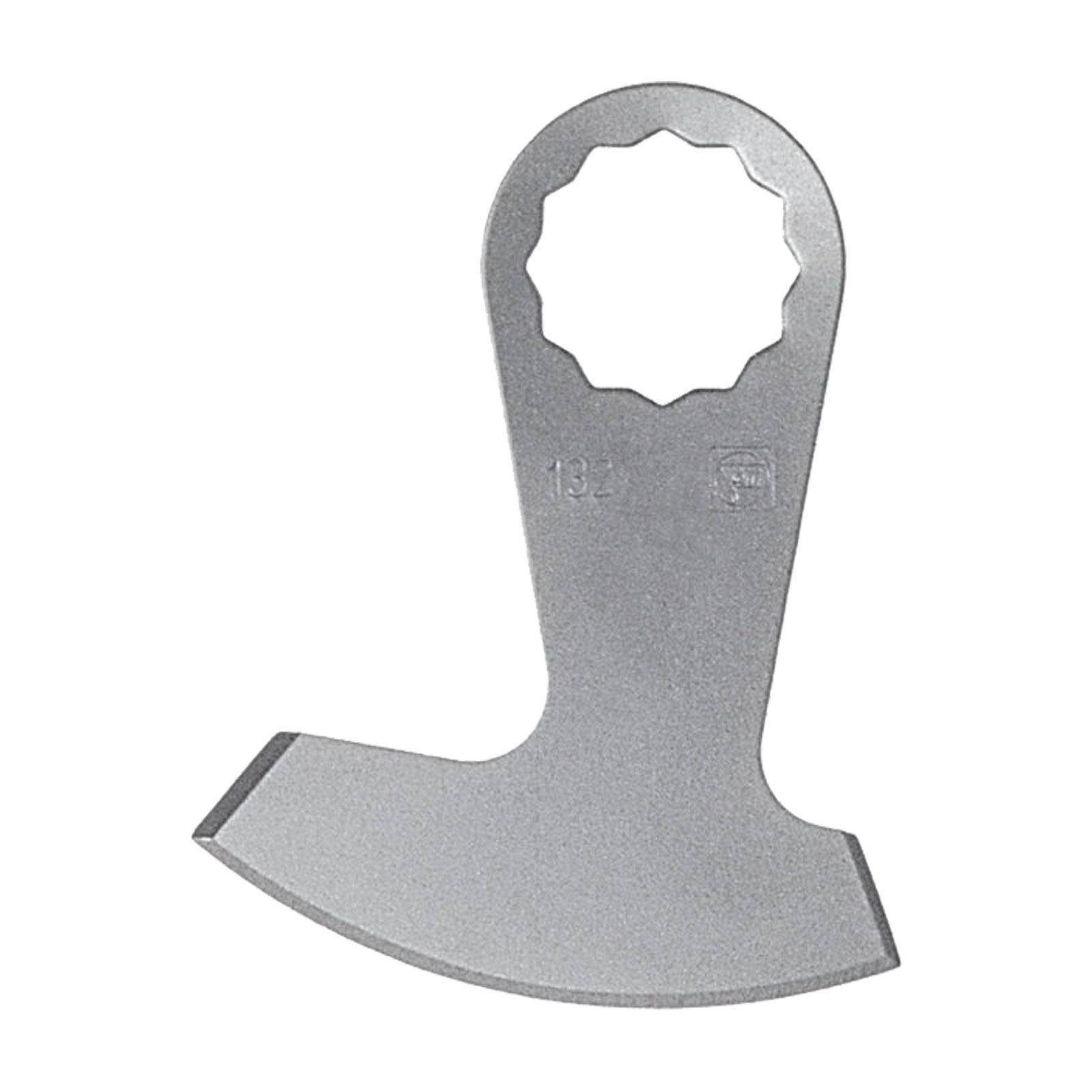 Ein Metallwerkzeug mit einer halbkreisförmigen Klinge und einem gezahnten, offenen Griff. Das Werkzeug ist für präzise Schneid- oder Schabaufgaben konzipiert.