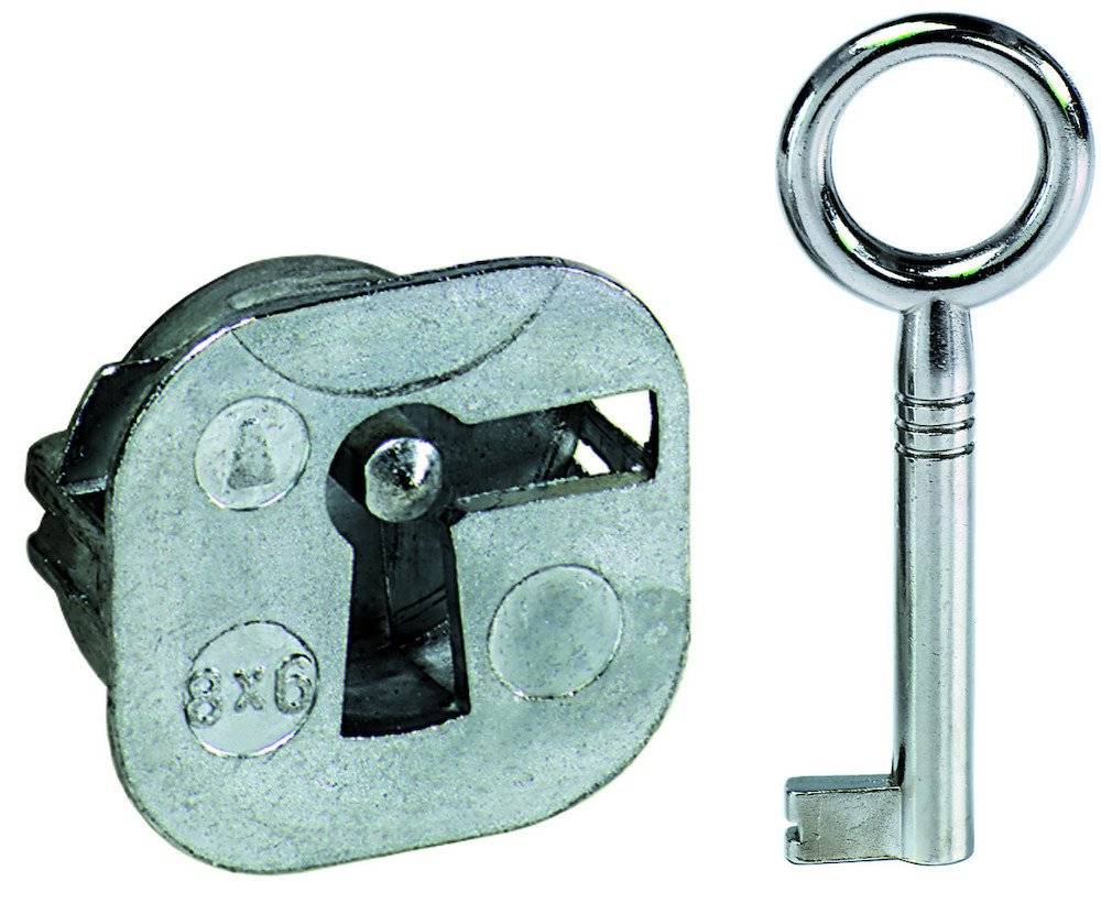 Ein Metallschlossmechanismus mit einem runden Schlüssel daneben, der zeigt, wie der Schlüssel ins Schloss passt. Der Schlüssel hat einen kreisförmigen Griff und ein einfaches Design.