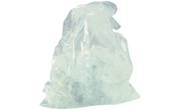 Eine durchsichtige Plastiktüte gefüllt mit hellblauem kristallinem Eis, häufig zum Kühlen oder Konservieren von verderblichen Waren verwendet.