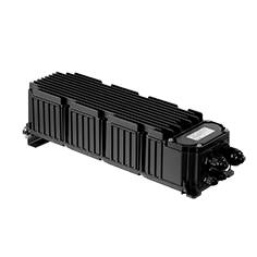 Ein schwarzes rechteckiges elektronisches Gerät mit geripptem Gehäuse, das an beiden Enden Anschlüsse aufweist und möglicherweise für Telekommunikationszwecke verwendet wird.