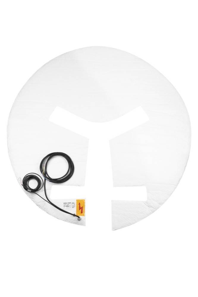 Runde, weiße Heizplatte mit einem schwarzen Kabel, die für industrielle Anwendungen auf kreisförmigen oder zylindrischen Oberflächen entwickelt wurde.