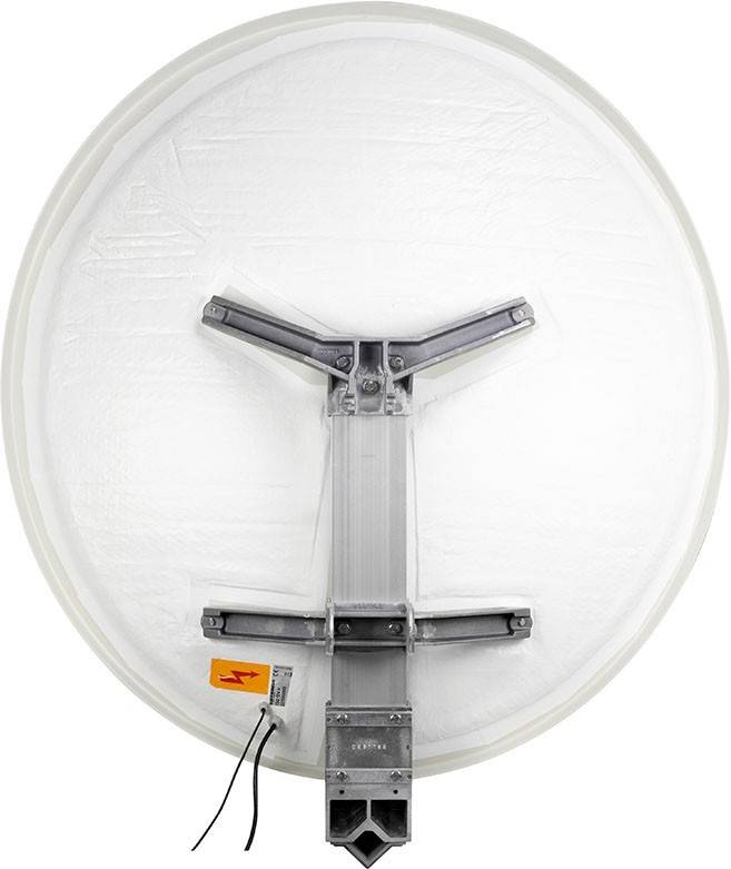 Ein großes weißes Satellitendish, das an einer Metallhalterung befestigt ist, von hinten betrachtet, mit herabhängenden Kabeln und einem orangefarbenen Etikett auf der Schüssel.