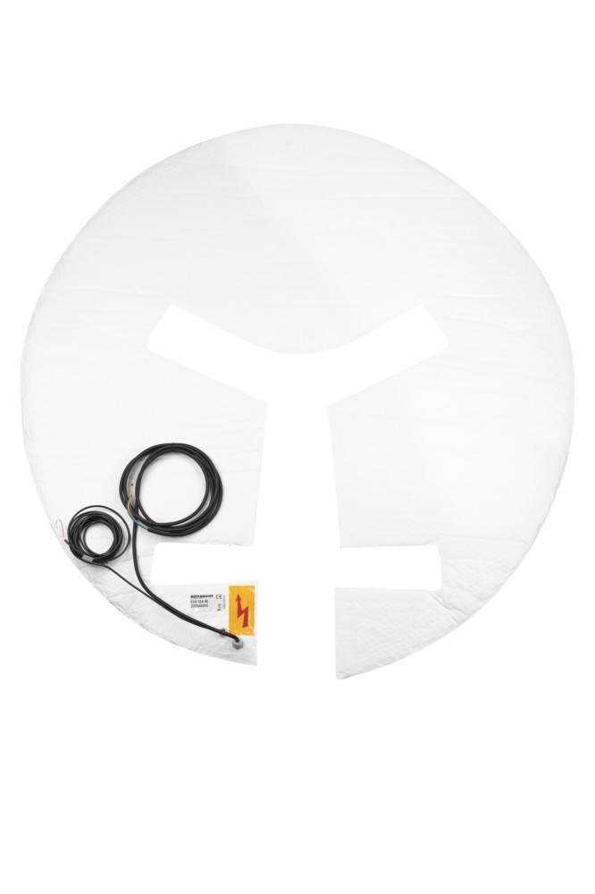 Ein kreisförmiges weißes Heizpad mit ausgespartem Abschnitt, versehen mit einem spiralförmigen schwarzen Kabel und einem angehängten gelben Etikett.