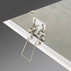 Eine Blechecke mit zwei Federklemmen, die zum Montieren oder Befestigen von Platten verwendet wird.