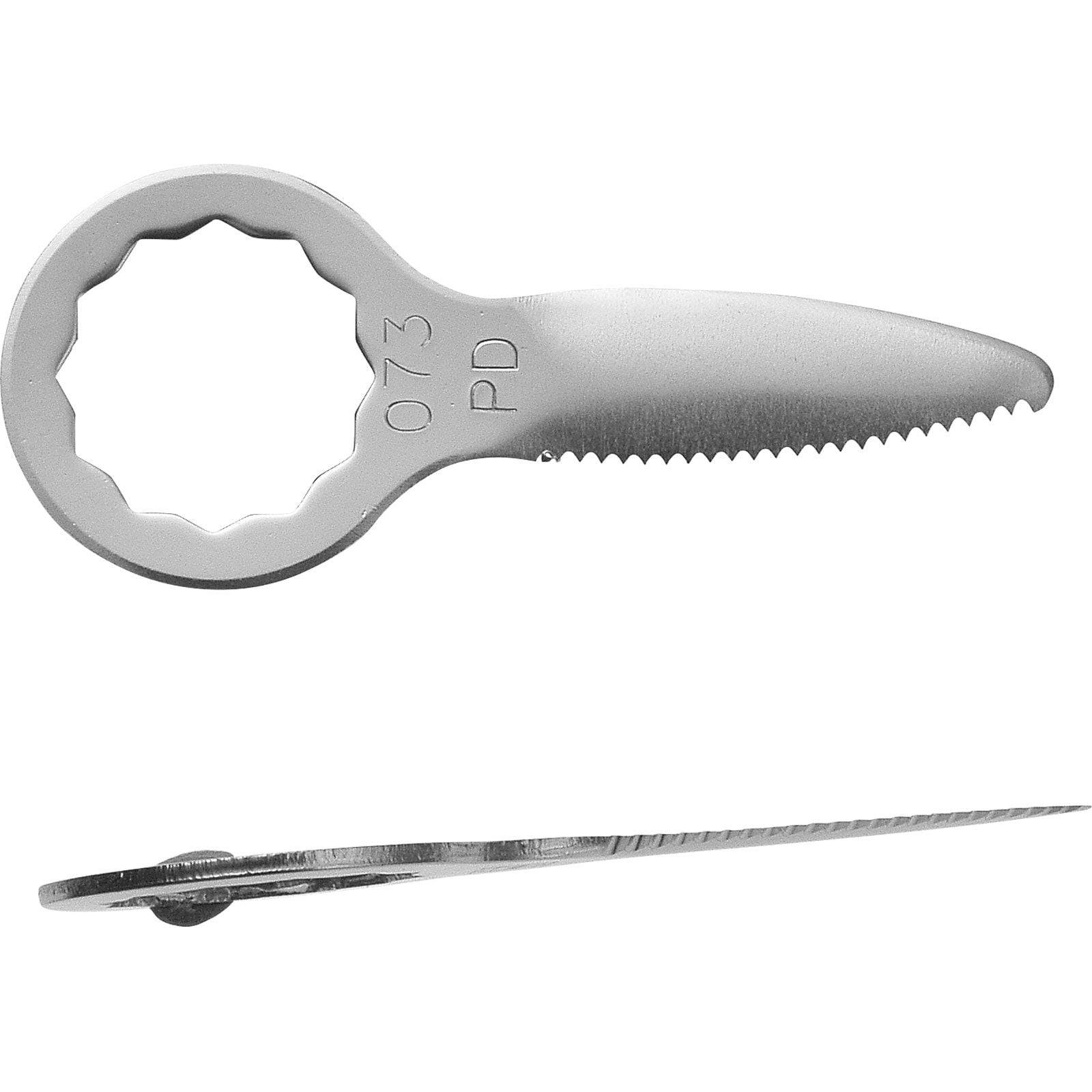 Ein silbernes, gezahntes Zylinderwerkzeug mit einer mehrfach gelappten, schraubenöffnerähnlichen Öffnung an einem Ende und einem verjüngten, spitzen Ende am anderen.