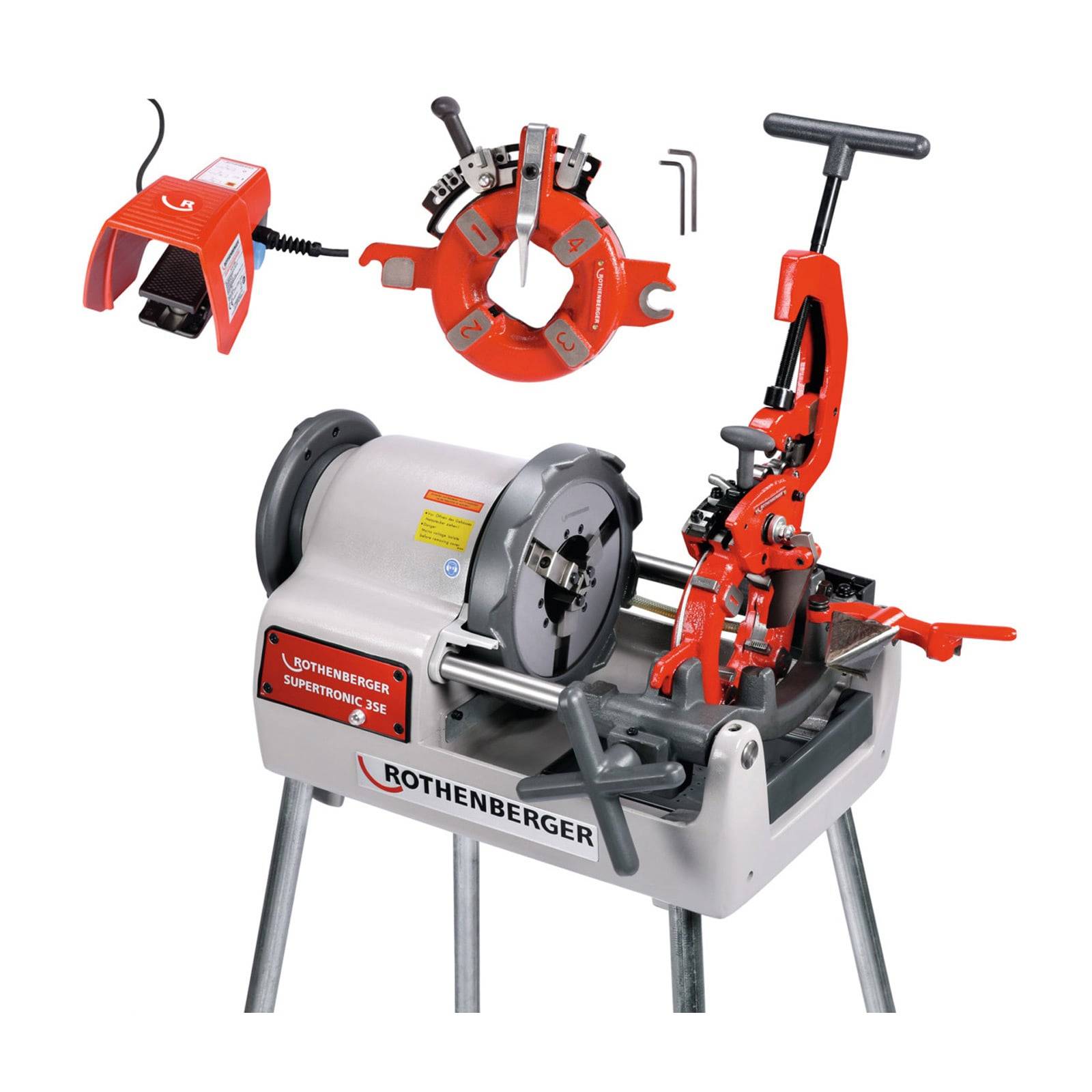 Eine Rothenberger Gewindeschneidmaschine mit Zubehör, einschließlich Fußschalter, Schneidkopf und Stützständer, konzipiert für Metallbearbeitung.