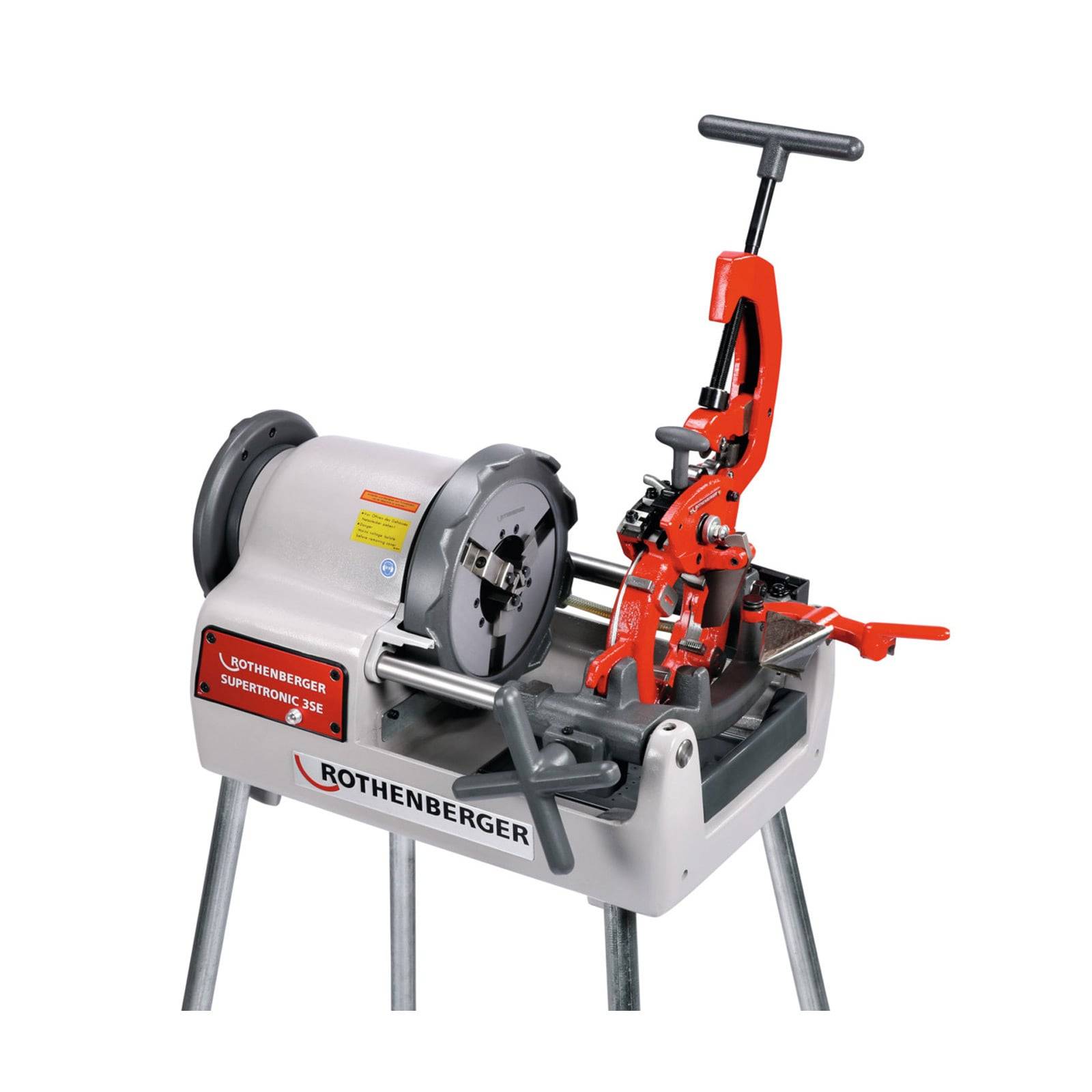 Rothenberger-Gewindeschneidmaschine mit roter Klemme auf Stativständer, konzipiert zum Schneiden und Gewindeschneiden von Rohren. Modell: Supertronic 3SE.