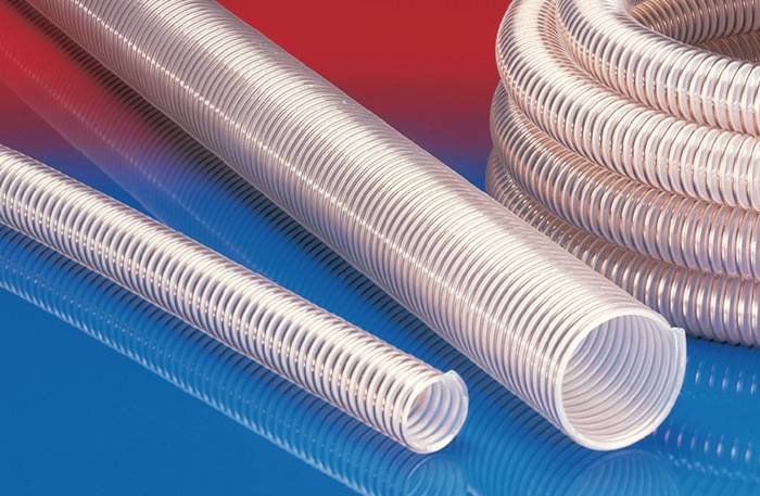 Transparente, flexible Wellschläuche in verschiedenen Größen, vor einem blau-roten Hintergrund präsentiert, die Vielseitigkeit und Textur hervorhebend.