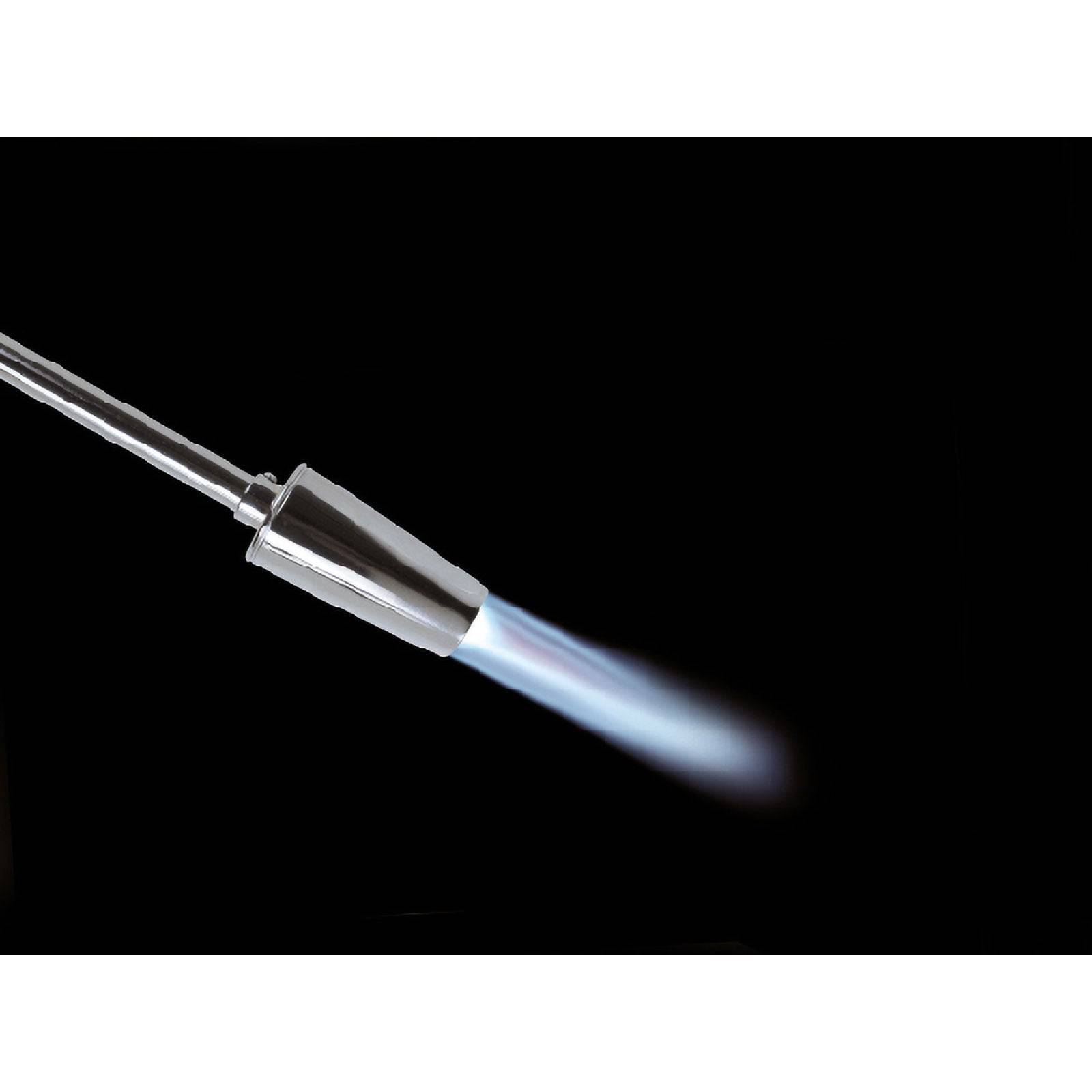 Ein Gasbrenner emittiert eine blaue Flamme vor einem schwarzen Hintergrund und veranschaulicht die intensive Hitze, die üblicherweise bei Metallarbeiten oder kulinarischen Aufgaben eingesetzt wird.