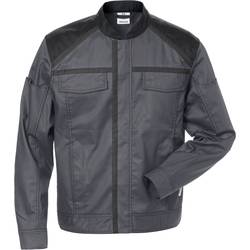 Eine grau-schwarze Jacke mit langen Ärmeln und hohem Kragen, die Nähte und Brusttaschen zeigt, auf einem schlichten weißen Hintergrund.