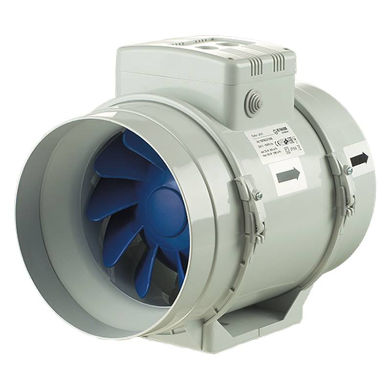 Ein grauer Inline-Lüftungskanal-Ventilator mit blauen Flügeln und Richtungspfeilen auf dem Gehäuse, gezeigt auf schwarzem Hintergrund.