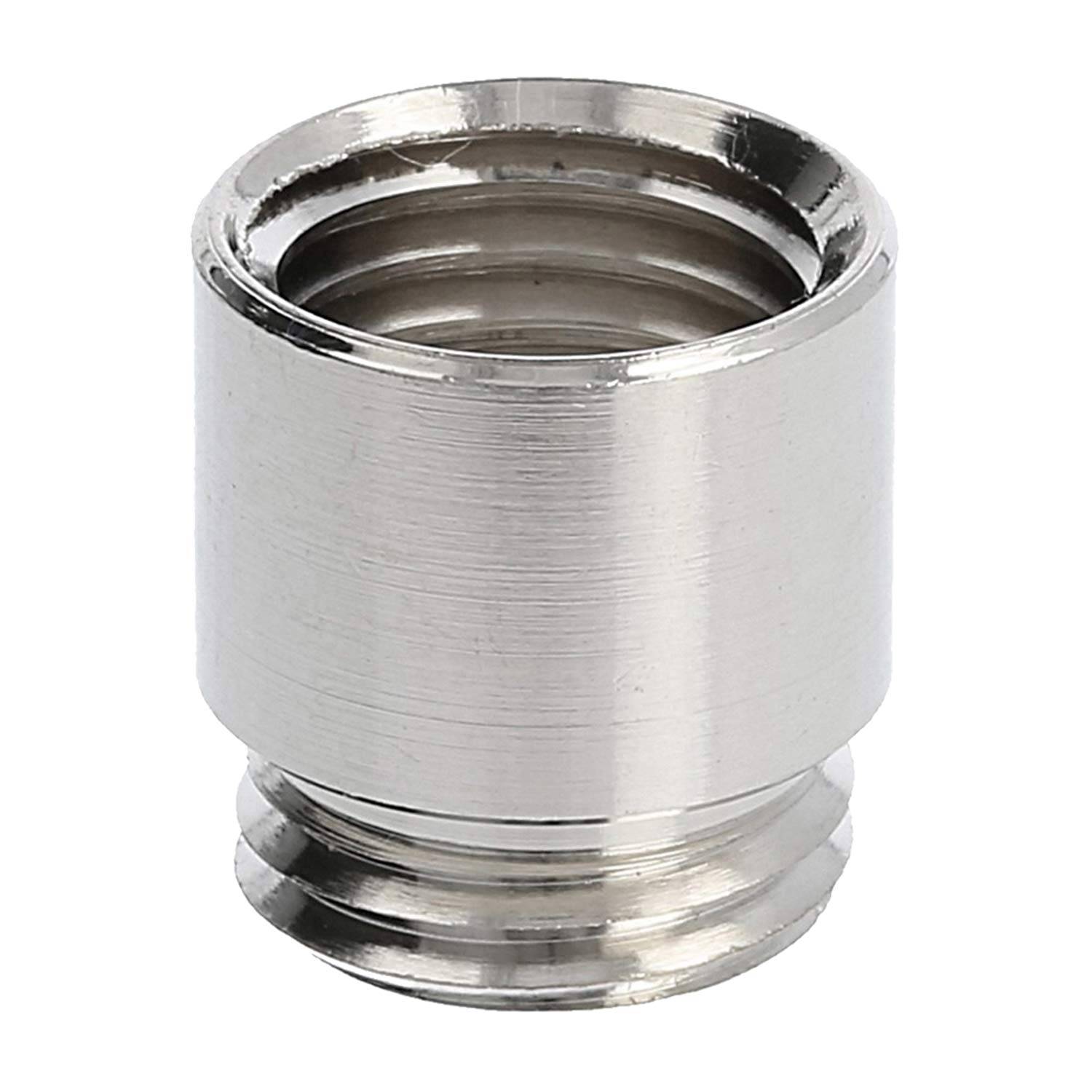 Ein silberner Metalgewindeadapter mit glänzender Oberfläche, konzipiert zum Verbinden von Rohren oder Fittings.
