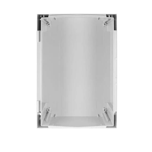 Ein versenkt montierter Metallwandkasten mit rechteckiger Form, konzipiert zur Aufnahme von elektrischen Komponenten, dargestellt leer mit sichtbaren Befestigungswinkeln.