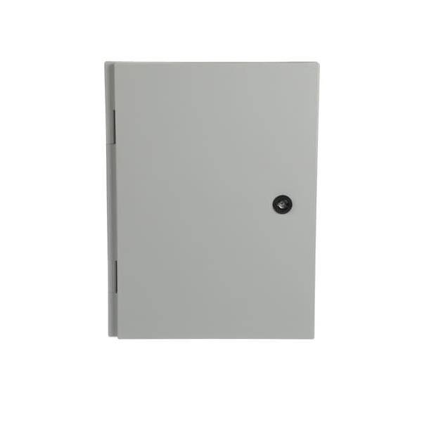 Eine geschlossene graue Elektroverteilung mit einem einzelnen Schloss auf der rechten Seite, vor einem einfachen weißen Hintergrund.