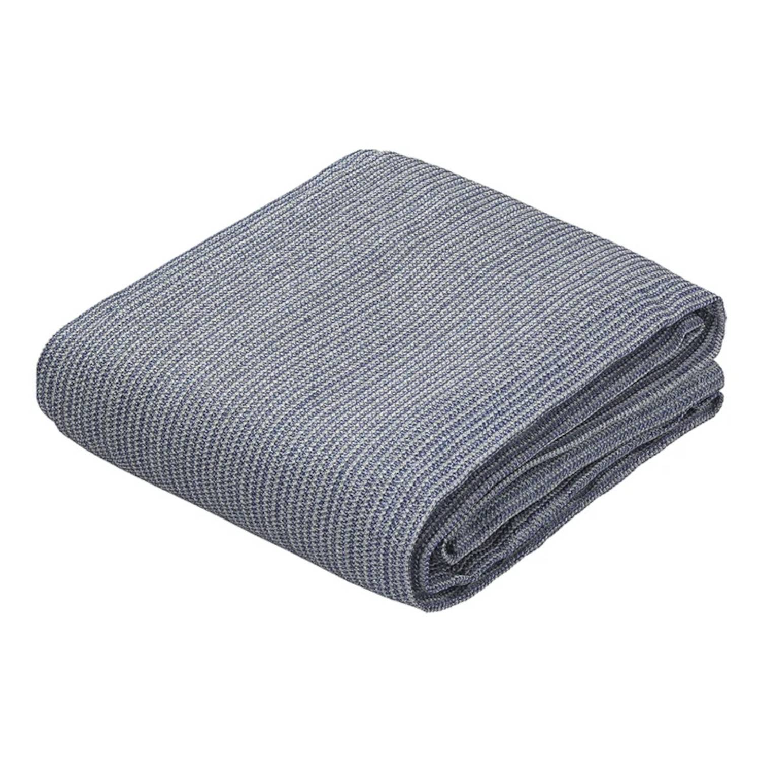 Eine sauber gefaltete, strukturierte graue Decke mit einem subtilen Webmuster, die gegen einen schlichten weißen Hintergrund ruht.