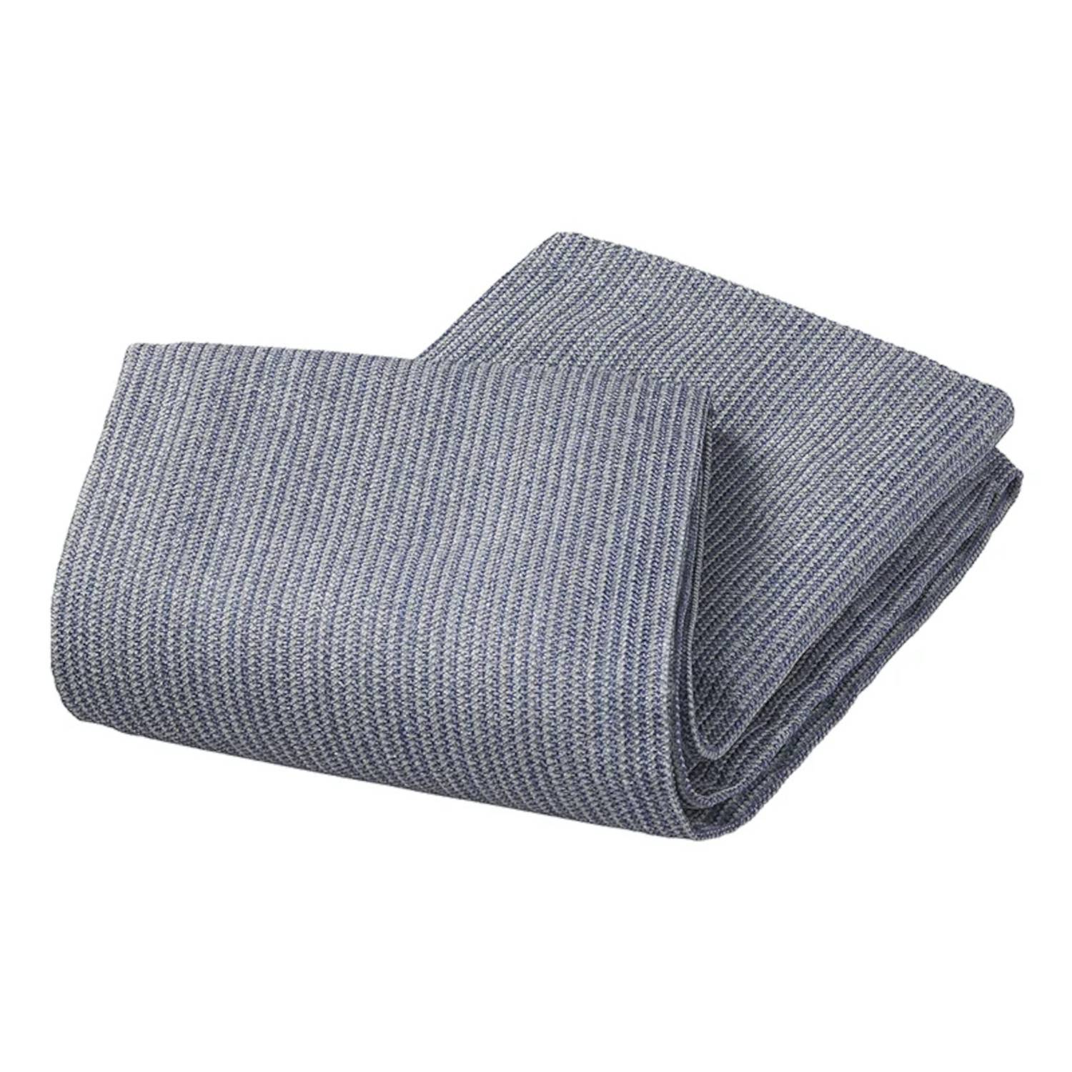 Eine gefaltete graue Strickdecke mit strukturiertem Muster, auf einem einfachen Hintergrund dargestellt.