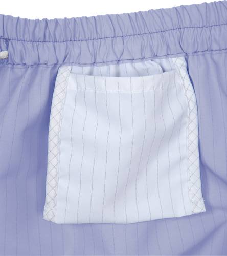 Eine Nahaufnahme eines lila Stoffs mit vertikaler Nadelstreifenzeichnung, die eine weiß genähte Tasche aufweist.