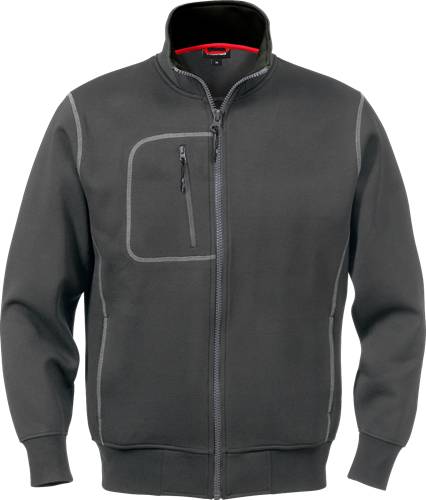 Eine dunkelgraue Jacke mit Reißverschluss, einem stehenden Kragen und einer vertikalen Brusttasche, präsentiert auf einem schwarzen Hintergrund.