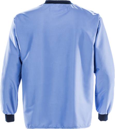 Eine Person in einem hellblauen, langärmeligen Hemd, von hinten gesehen, vor einem einfarbigen schwarzen Hintergrund.
