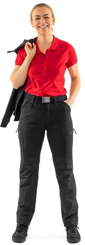 Eine Person, die einen schwarzen Gürtel, schwarze Hosen mit Taschen und ein teilweise sichtbares rotes Hemd trägt.
