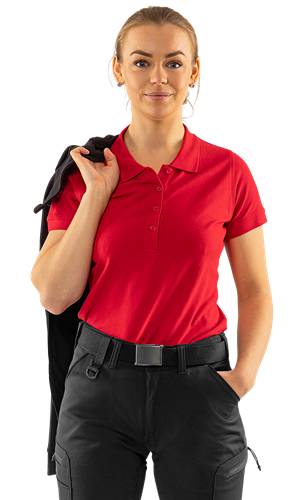 Eine Person in einem roten Poloshirt und schwarzen Hosen steht selbstbewusst da und trägt eine Jacke über der Schulter.