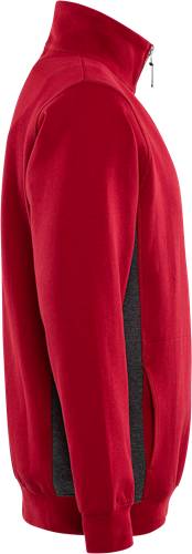 Eine Person trägt ein rotes Kleidungsstück, möglicherweise eine Hose, bei der eine graue Innenfütterung entlang der Seite sichtbar ist. Der Hintergrund ist schwarz.