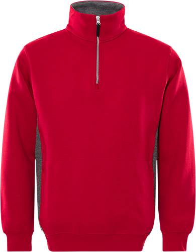 Ein roter Pullover mit einem Reißverschlusskragen und grauen Seitenteilen, präsentiert vor einem schwarzen Hintergrund.