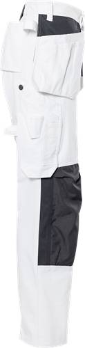 Ein Männertorso in einer schwarz-weißen Jacke mit Halbschliff-Design, mit aufgesetzter Tasche und Kragen.