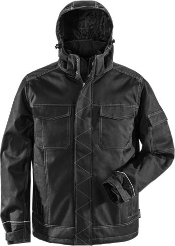 Eine schwarze, kapuzenbefestigte Jacke mit Vordertaschen und sichtbaren Nähten, die vor einem schwarzen Hintergrund präsentiert wird.