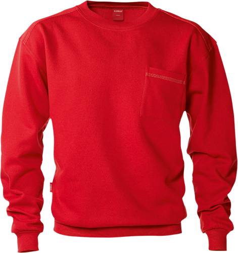 Roter Kapuzenpullover mit einer Brusttasche, vor einem schwarzen Hintergrund präsentiert.